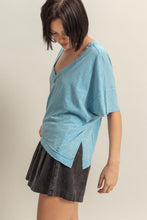Load image into Gallery viewer, V-Neck Basic T (Blue)
